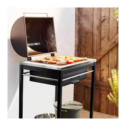 Ikea, Klase, barbecue con corrello in inox, nero, a carbonella, con un pratico termometro inserito sul coperchio per controllare la temperatura interna senza aprire. La temperatura di cottura si può variare regolando il flusso dell'aria. L'area di cottura misura 50x38 cm. Euro 219